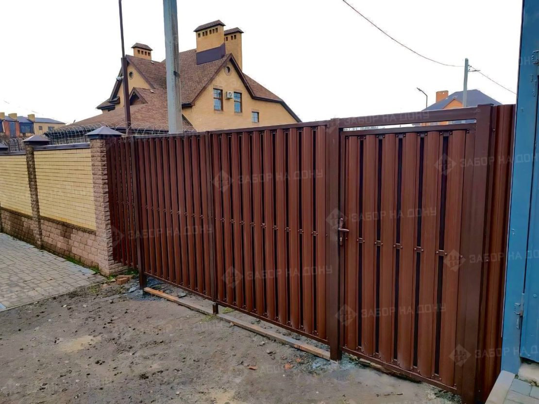 Распашные ворота из евроштакетника  в Крымске